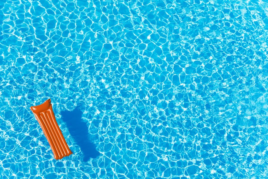 Pool mit orangener Luftmatratze