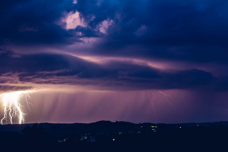 Unwetter und Blitz